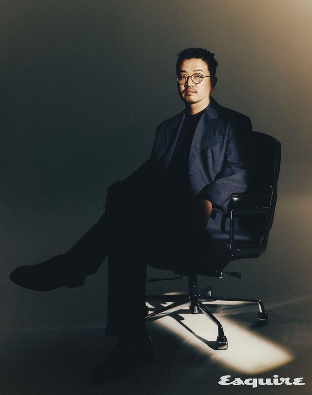 재킷, 니트 톱, 팬츠, 슈즈 모두 프라다.