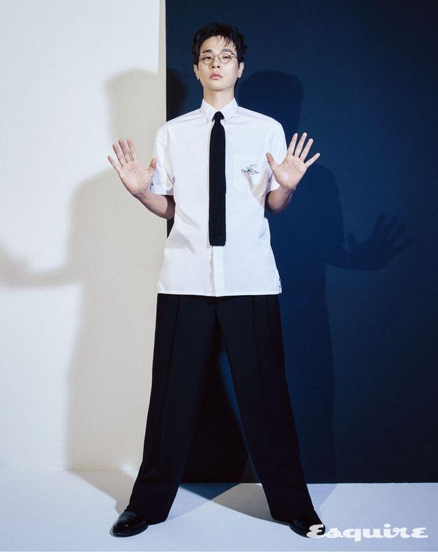 재킷, 셔츠, 타이 모두 디올 맨. 팬츠 아미. 슈즈 아워레가시.