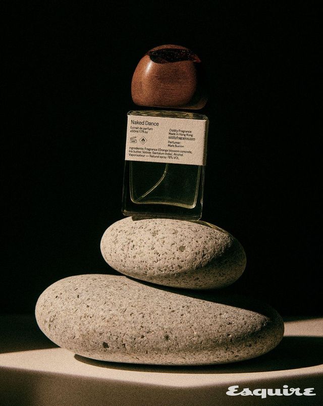 샌들우드와 머스크 향이 포근한 인상을 주는 네이키드 댄스 엑스트레 드 퍼퓸 50mL/29만원 오디티 프래그런스 by 퍼퓸그라피.