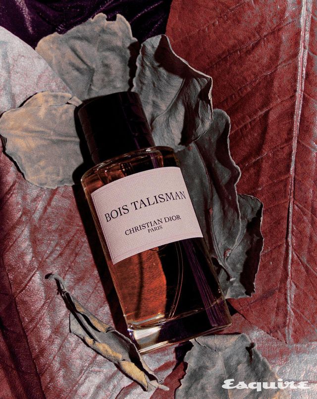 시더우드의 강렬한 우디 노트가 풍부한 바닐라 향과 만나 섬세한 조화를 이루는 라 콜렉시옹 프리베 크리스챤 디올 브아 탈리스망 오 드 퍼퓸 50mL/29만원대 디올 뷰티.