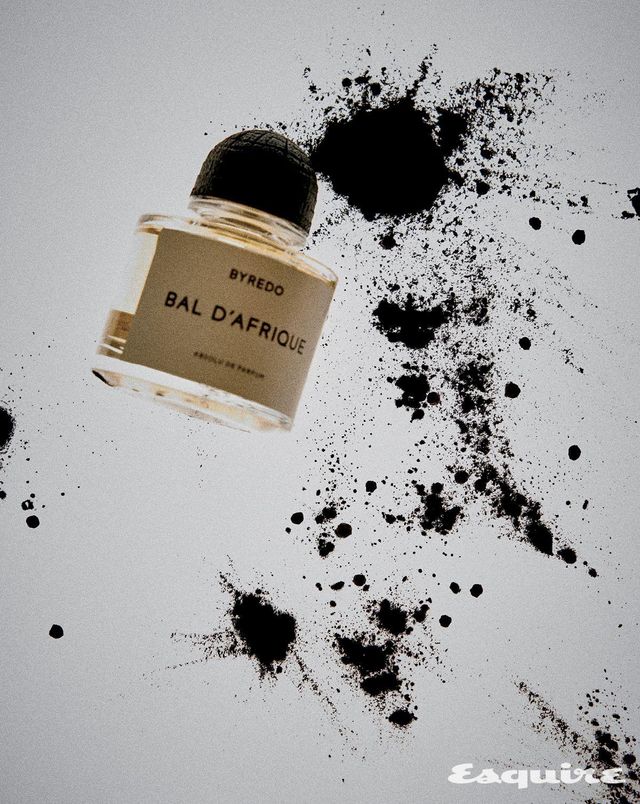 싱그러운 레몬으로 시작해 스모키한 시더우드와 스모키한 베티버로 마무리되는 발다프리크 앱솔뤼 드 퍼퓸 100mL/47만원대 바이레도.