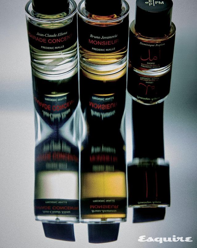 비터 오렌지의 쌉쌀하고 상쾌한 향이 특징인 비가라드 꽁쌍뜨레 100mL/43만8000원, 시더와 인센스의 드라이한 우디 노트를 중심으로 파촐리, 만다린이 시트러스함을 가미하는 무슈 100mL/48만3000원, 매혹적인 스파이시 앰버 노트가 오우드 에센스의 고귀함을 강조하는 데저트 젬 컬렉션의 홉 50mL/92만원 모두 에디션 드 프레데릭 말.