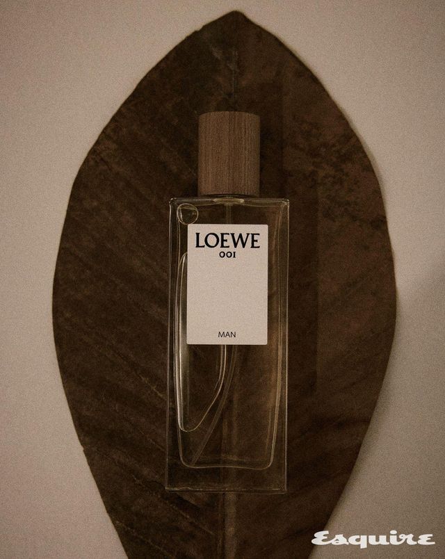 암브레트 에센스와 부드러운 머스크 향, 바이올렛과 파촐리가 은은한 파우더와 흙내음을 더해준다. 캐롯 시드의 청량한 그린 우디가 어우러져 드라이한 잔향으로 마무리되는 감사합니다 맨 오 드 퍼퓸 100mL/26만원 로에베 퍼퓸.