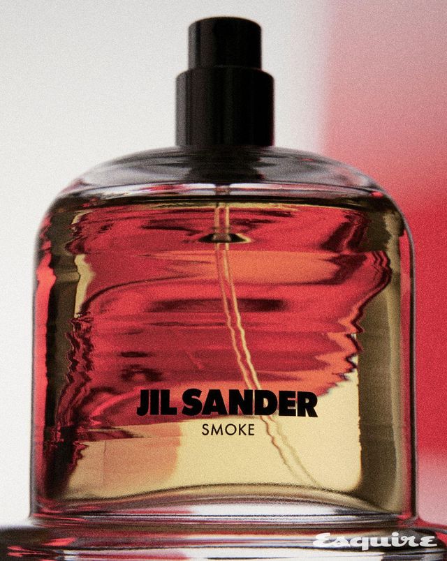 그윽한 시더우드와 스모키한 케이드, 깨끗한 알데히드 향이 만나 벽난로의 따뜻함과 잘 말린 세탁물의 포근한 향을 연상케 하는 스모크 오 드 퍼퓸 100mL/39만원 질 샌더.