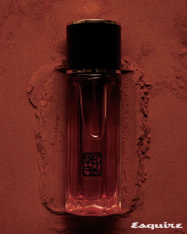 퇴폐적인 타바코와 벤조인, 통카빈이 튜베로즈의 우아한 향과 만나 풍부한 잔향을 남기는 타블로 파리지앵 20mL/19만6000원 오르메.