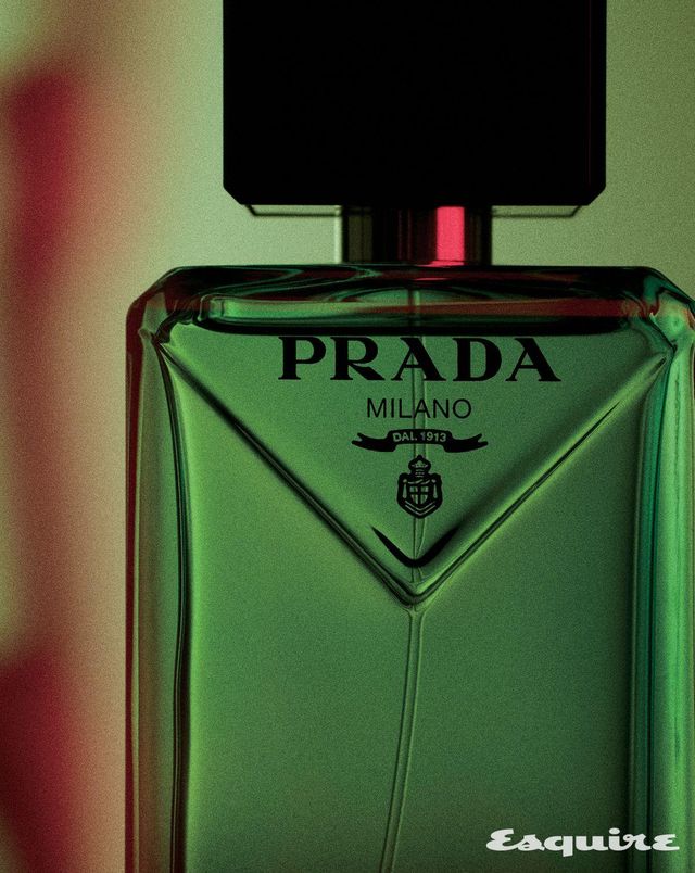 경쾌한 베르가모트와 섬세한 제라늄이 조화를 이루고 앰버우드가 부드러운 잔향을 완성하는 패러다임 오 드 퍼퓸 100mL/21만7000원 프라다 뷰티.