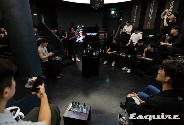 엠레드 XY에서 진행된 세 번째 에스콰이어 클럽.