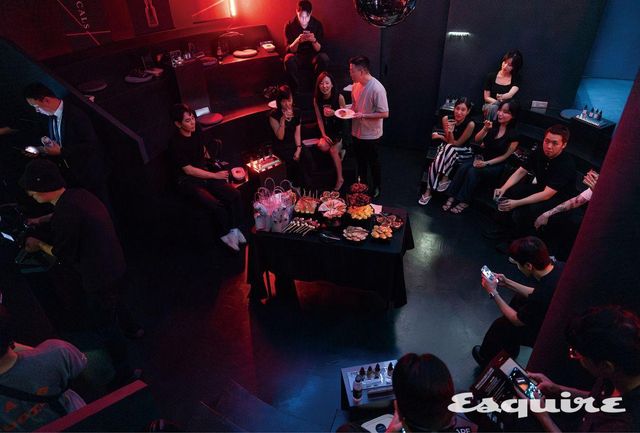 강연이 끝난 후 애프터 파티를 즐기는 에스콰이어 클럽 멤버들.