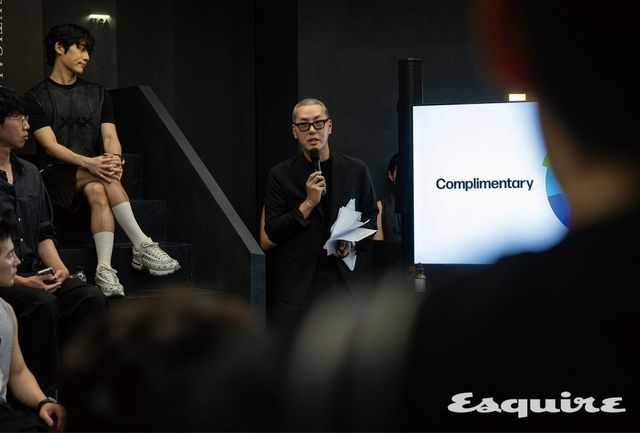 스타일링 클래스를 진행하고 있는 패션 인플루언서 런업.