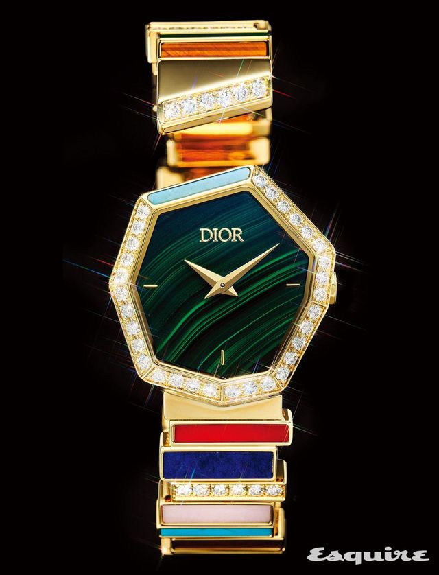 다이아몬드를 세팅한 옐로 골드 케이스에 말라카이트·타이거즈아이· 튀르쿠아즈·아라고나이트· 라피스 라줄리 등 다채로운 컬러 스톤을 조합했다. 젬 디올 타임피스 워치 가격 미정 디올 타임피스. 