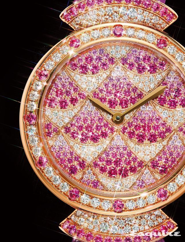 브릴리언트 컷 다이아몬드와 핑크 사파이어로 케이스와 베젤, 다이얼을 호사스럽게 세팅했다. 디바스 드림 워치 가격 미정 불가리. 
