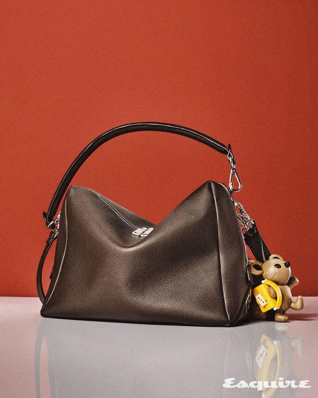 펜디 루이 라지 백 445만원, 퓨레트 참 가격 미정 모두 펜디.