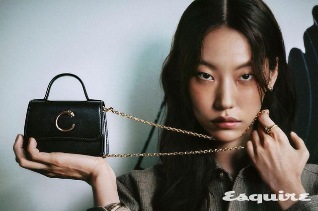 블랙 송아지 가죽의 팬더 드 까르띠에 체인 백 100만원대, 팬더 드 까르띠에 이어링 900만원대, 오닉스와 차보라이트 가닛을 세팅한 팬더 드 까르띠에 링 1200만원대 모두 까르띠에. 셔츠 가격 미정 로로피아나.