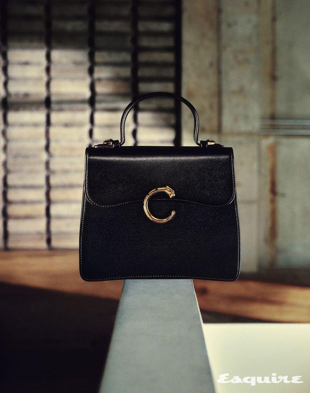 블랙 그레인 송아지 가죽의 팬더 C 드 까르띠에 핸들 백 500만원대 까르띠에.