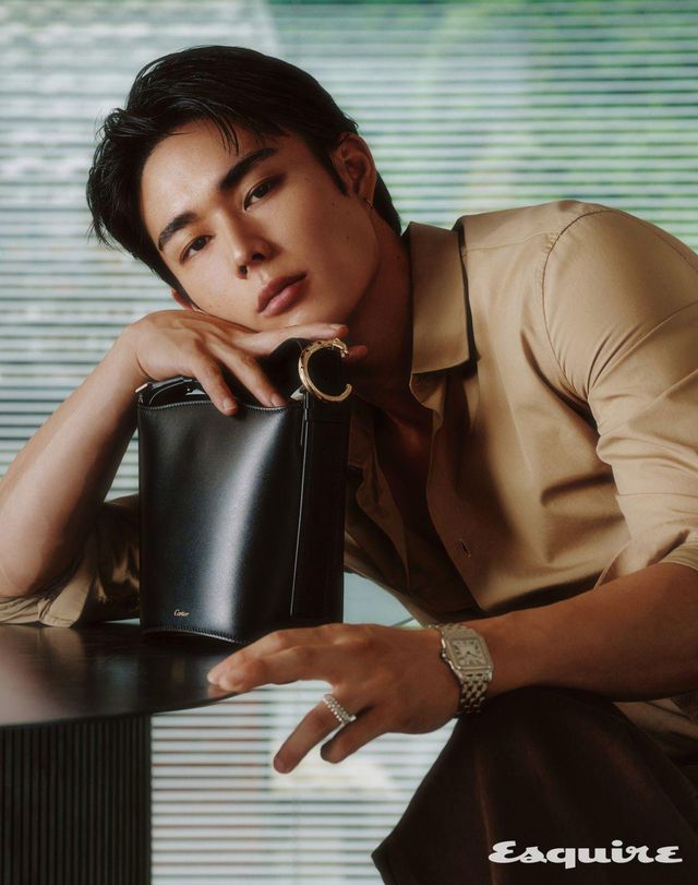 블랙 송아지 가죽으로 만든 팬더 드 까르띠에 버킷백 300만원대, 팬더 드 까르띠에 워치 900만원대, 클래쉬 드 까르띠에 스몰 링 400만원대 모두 까르띠에. 셔츠, 팬츠 모두 에디터 소장품.