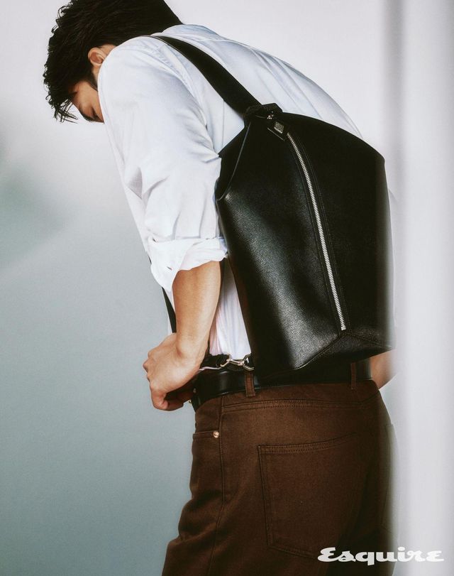 블랙 그레인 송아지 가죽의 까르띠에 로장쥬 백팩 300만원대, 팬더 드 까르띠에 벨트 80만원대 모두 까르띠에. 셔츠 에디터 소장품. 팬츠 가격 미정 렉토.