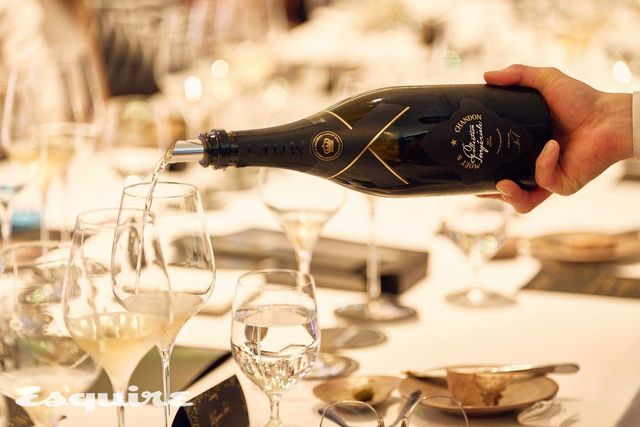 5개의 그랑 빈티지와 2차 발효가 완료된 2004년 빈티지까지 정교하게 블렌딩한 ‘오트 외놀로지’ 샴페인 ‘모엣 샹동 콜렉시옹 임페리얼 크레아시옹 No.1’이 함께 서브됐다. 