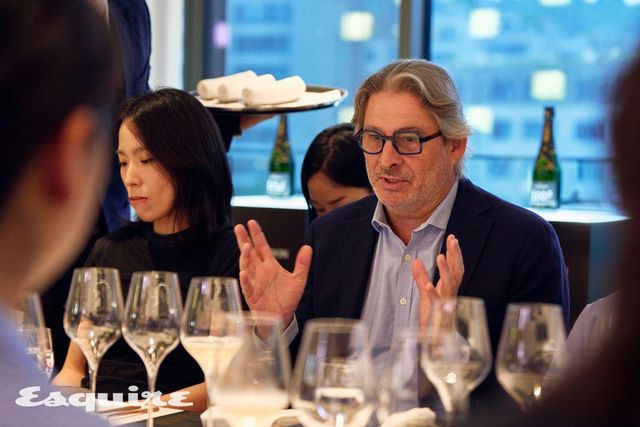 모엣 샹동 그랑 빈티지 2016에 대해 설명하는 모엣 샹동의 셀러 마스터 브누아 구에즈의 모습. 