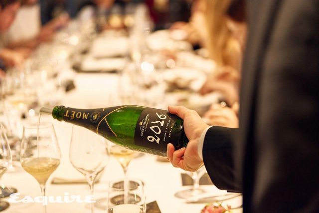 모엣 샹동 그랑 빈티지 2016을 잔에 따르는 모습. 