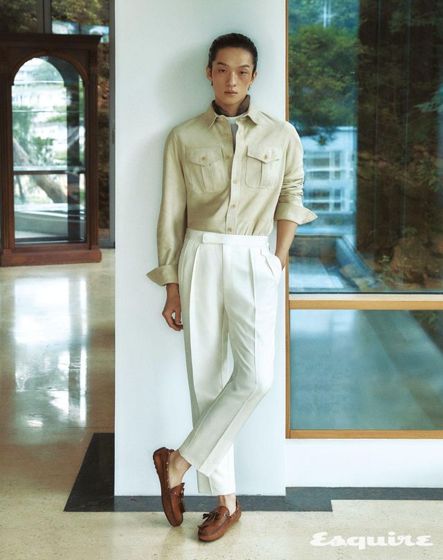 셔츠 410만원대, 톱 70만원대, 팬츠 110만원대, 태슬 드라이버 슈즈 130만원대, 스카프 가격 미정 모두 랄프 로렌 퍼플 라벨. 