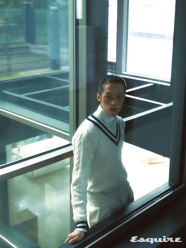 스웨터 240만원대, 셔츠 가격 미정, 팬츠 110만원대 모두 랄프 로렌 퍼플 라벨. 