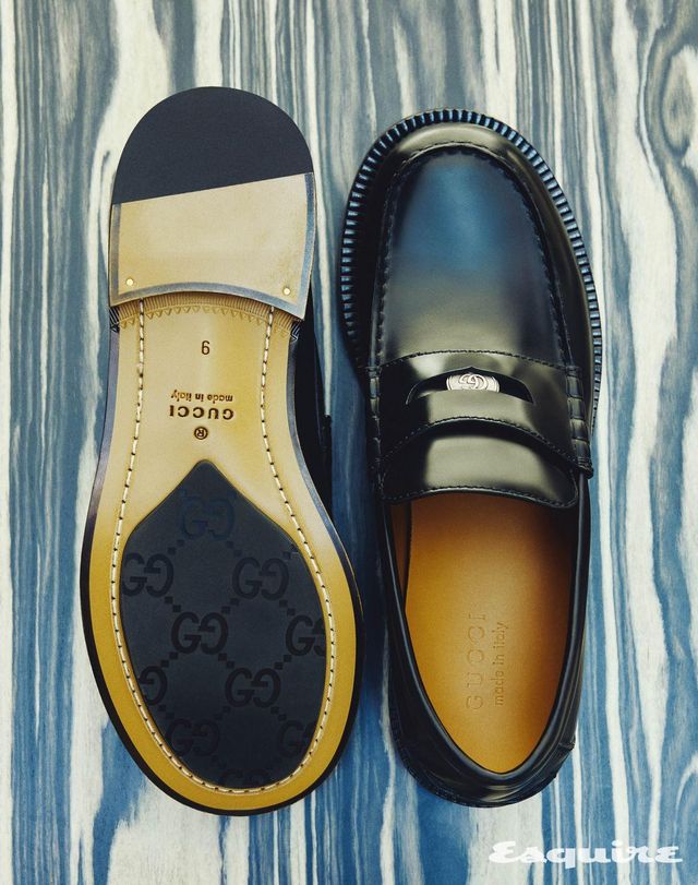 코인 디테일의 블랙 레더 모카신 가격 미정 구찌. 