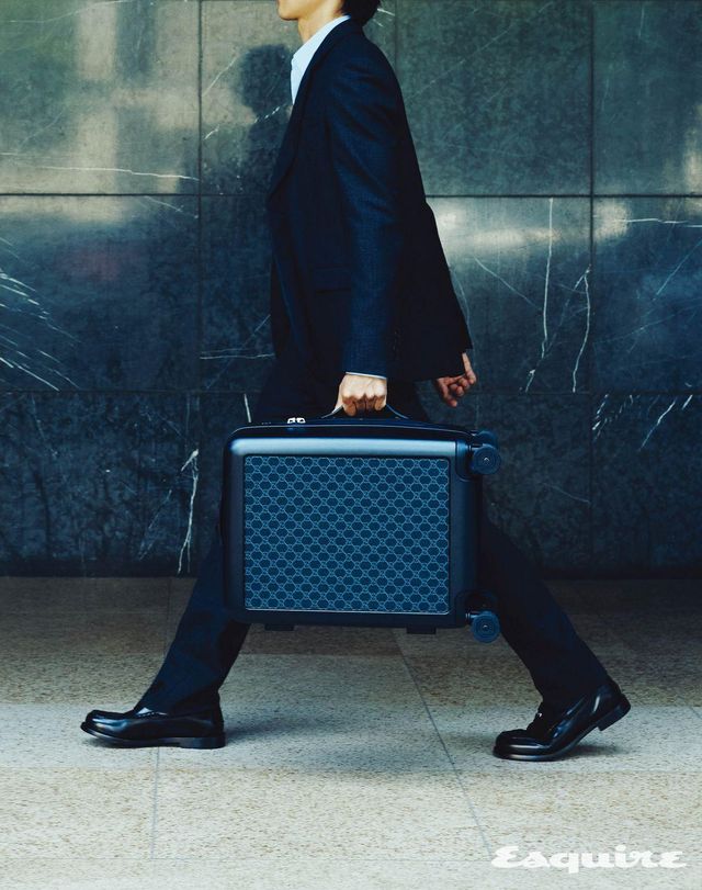 재킷, 셔츠, 팬츠, 모카신, 구찌 포터 GG 모노그램 캔버스 라이트 캐빈 트롤리 모두 가격 미정 구찌. 