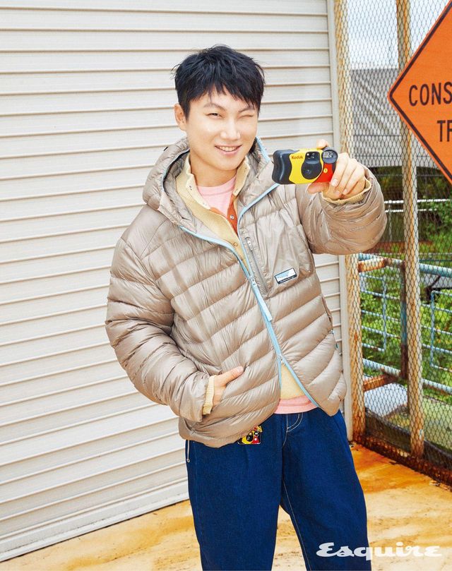 그레이 경량 구스다운 재킷, 스웨터, 핑크 워싱 티셔츠, 스트레이트 데님 팬츠, 펀세이버 키링 모두 코닥어패럴. 