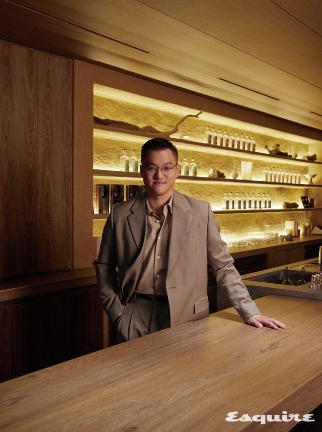 재킷, 팬츠 아미. 셔츠 쿠어. 벨트 스타일리스트 소장품.