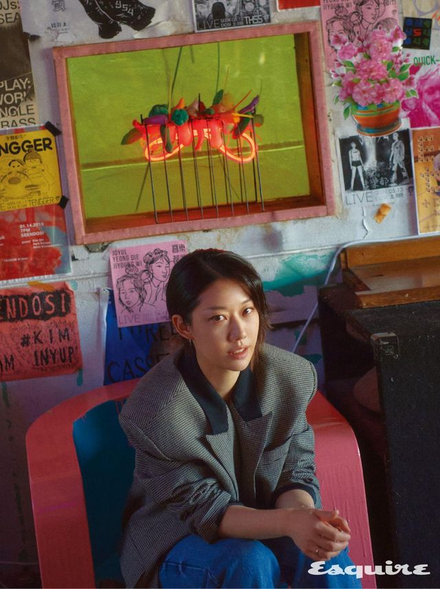 재킷 푸시버튼, 팬츠 노이스, 브레이슬릿 스타일리스트 소장품. 이어링, 링 본인 소장품.