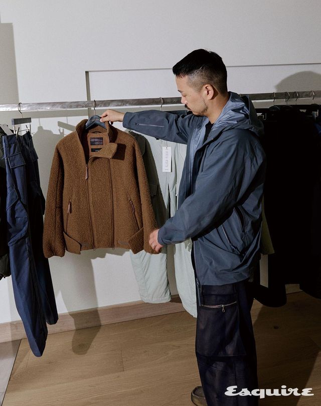 행거 제품 모두 코오롱스포츠 x 지용킴.