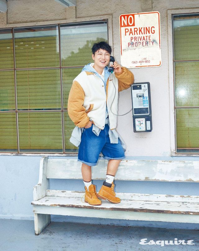 리버서블 패딩 재킷, 코듀로이 윈드 셔츠, 허리에 두른 후드 집업, 데님 6부 팬츠, 양말 모두 코닥어패럴. 워커 스타일리스트 소장품. 