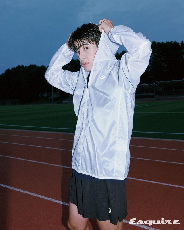 러닝 패커블 라이트 재킷, 메타런 쇼트 슬리브 톱, 메타런 5인치 쇼츠 모두 아식스. 