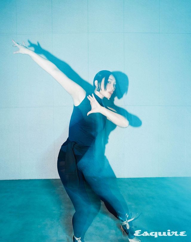 니트톱 캘빈클라인. 레이스업 펌프스 크리스찬 루부탱. 레깅스와 이어링 스타일리스트 소장품.