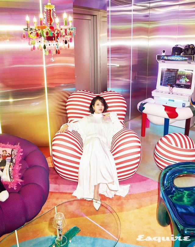 실크 톱, 스커트 모두 갸즈드랑. 슈즈 스타일리스트 소장품.