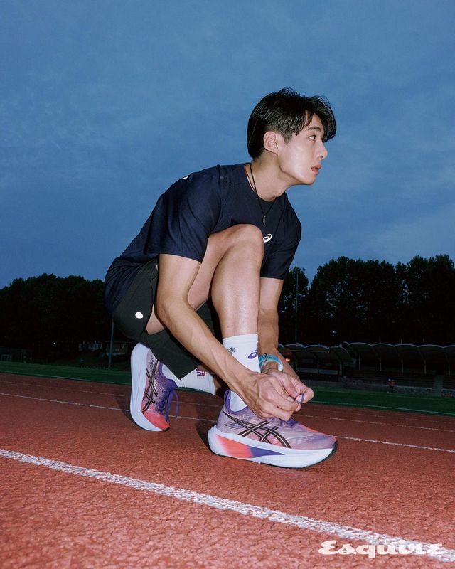 메타런 쇼트 슬리브 톱, 메타런 5인치 쇼츠, 메가블라스트 러닝 슈즈 모두 아식스. 