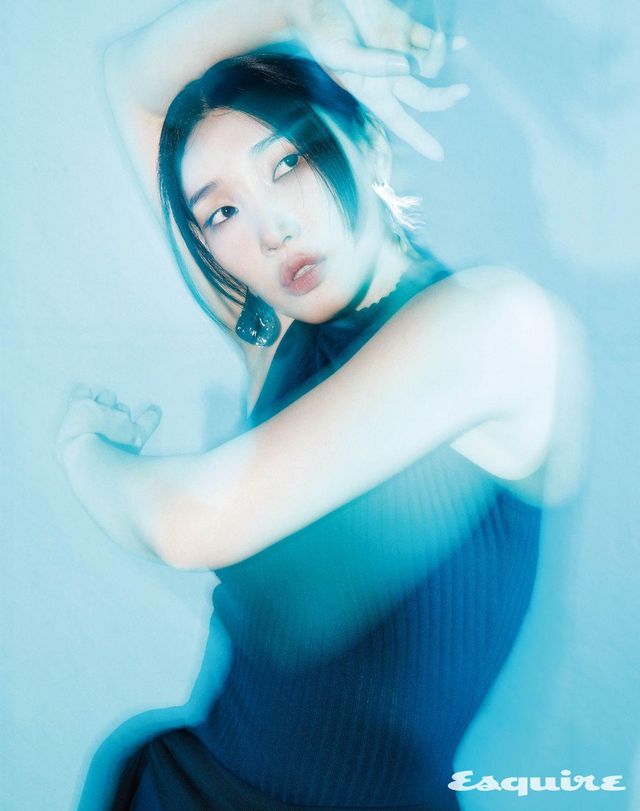 니트톱 캘빈클라인. 레이스업 펌프스 크리스찬 루부탱. 레깅스와 이어링 스타일리스트 소장품.