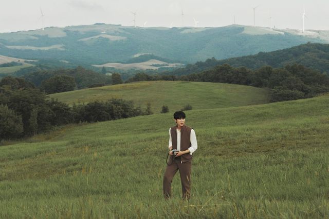 유연석과 사진은 떼놓을 수 없는 관계다. 헨리넥 셔츠, 베스트, 팬츠 모두 제냐. 카메라 유연석 소장품.