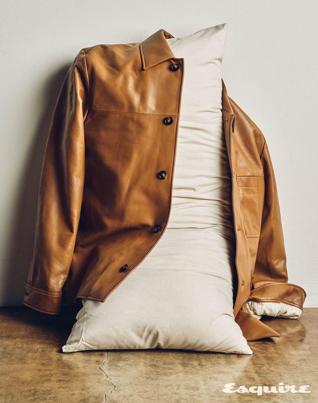 나파 레더로 제작해 부드러운 감촉과 유연한 착용감을 선사하는 캐멀 오버셔츠 가격 미정 토즈.