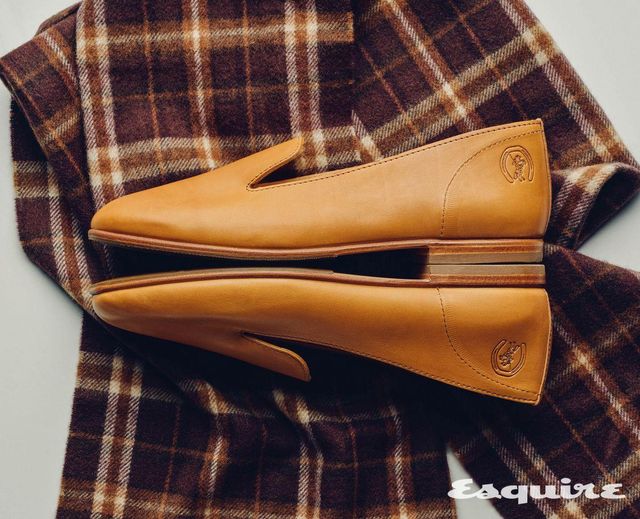 오팔레 내추럴 레더 슬립온 33만8000원 라 보떼 가르디안 by 팔러. 쇼디치 타탄 머플러 가격 미정 셀린느. 