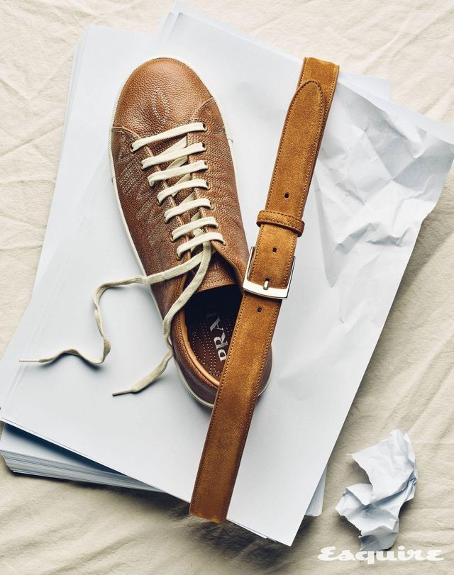 웨스턴 스티치로 장식한 레더 스니커즈 가격 미정 프라다. 캐멀 스웨이드 벨트 21만9000원 산타 트리니타 by 샌프란시스코 마켓. 
