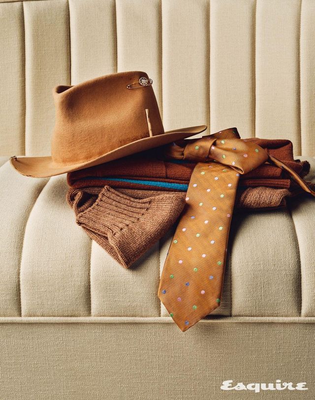 레빗 퍼 펠트 마크원 해트 70만원 블레숑. 도트 실크 타이 19만7000원 리베라노&리베라노 by 샌프란시스코 마켓. 스트라이프 폴로 캐멀 스웨터 29만8000원 갈리아 by 바버샵. 컨트리사이드 캐멀 스웨터 95만원 드 본 팍튀흐 by 바버샵. 