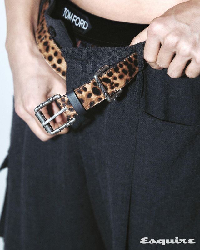 브리프 가격 미정 톰 포드. 벨트 가격 미정 루이 비통.