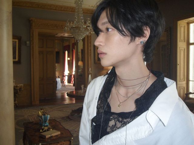 각기 다른 소재의 셔츠를 레이어드해 섬세한 무드를 완성한 원빈 / 출처: 인스타그램 @riize_official