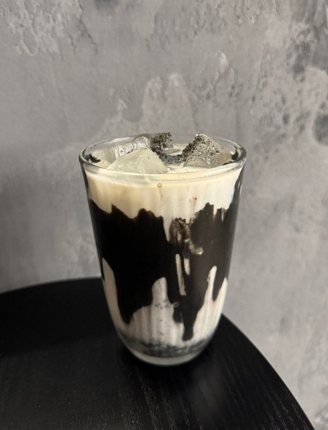 네이버지도 업체 등록/ 부드러운 크림과 진한 라떼의 조화 디프커피온더바 흑임자 라떼