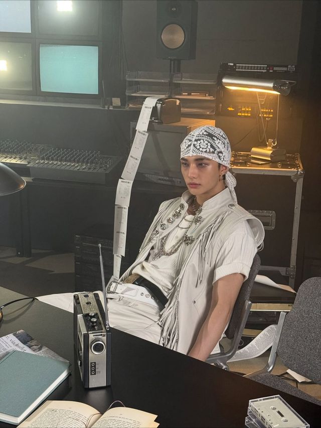 레이스 두건으로 색다른 무드를 완성한 현진 / 출처: 인스타그램 @hynjinnnn