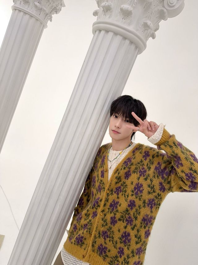 레이스와 플로럴 패턴이라는 과감한 조합을 트렌디하게 소화해 낸 최립우 / 출처: 인스타그램 @cliyu_official