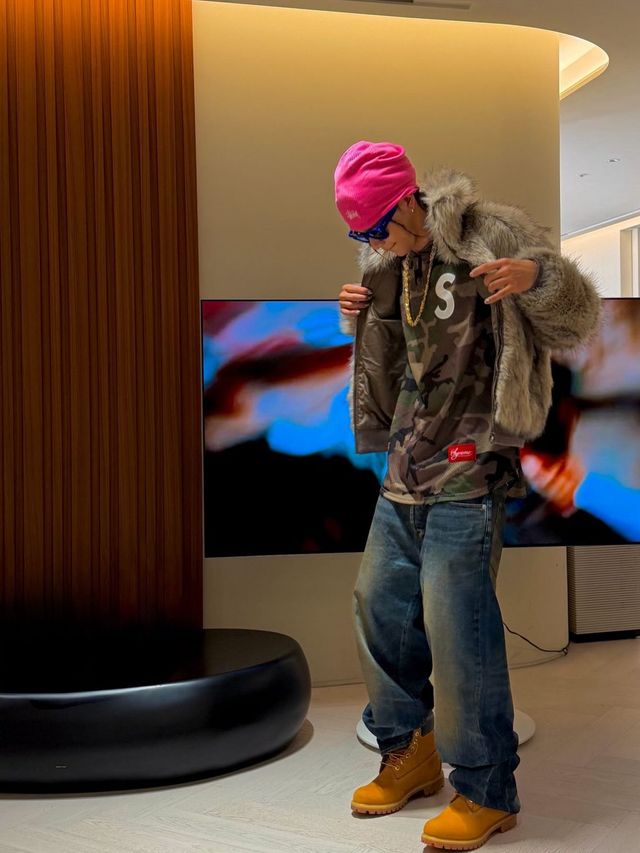 카모플라주 티셔츠에 핫핑크 비니를 매치한 타잔 / 출처: 인스타그램