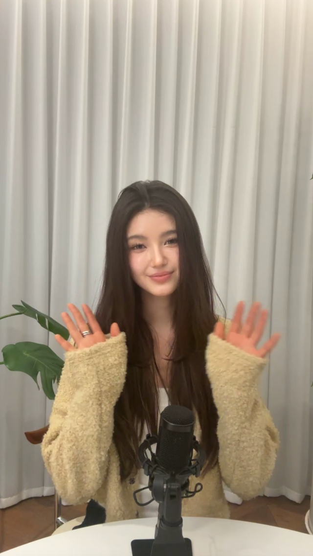 뉴진스 다니엘 라이브 방송 / 출처: 인스타그램 @dazzibelle