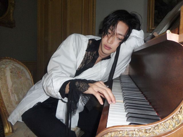 각기 다른 소재의 셔츠를 레이어드해 섬세한 무드를 완성한 원빈 / 출처: 인스타그램 @riize_official